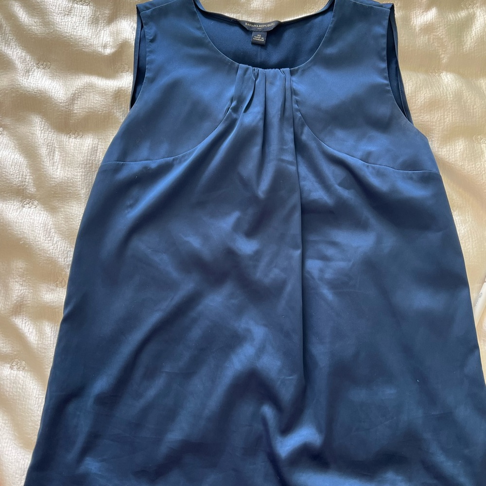 Banana Republic silk-like blue blouse